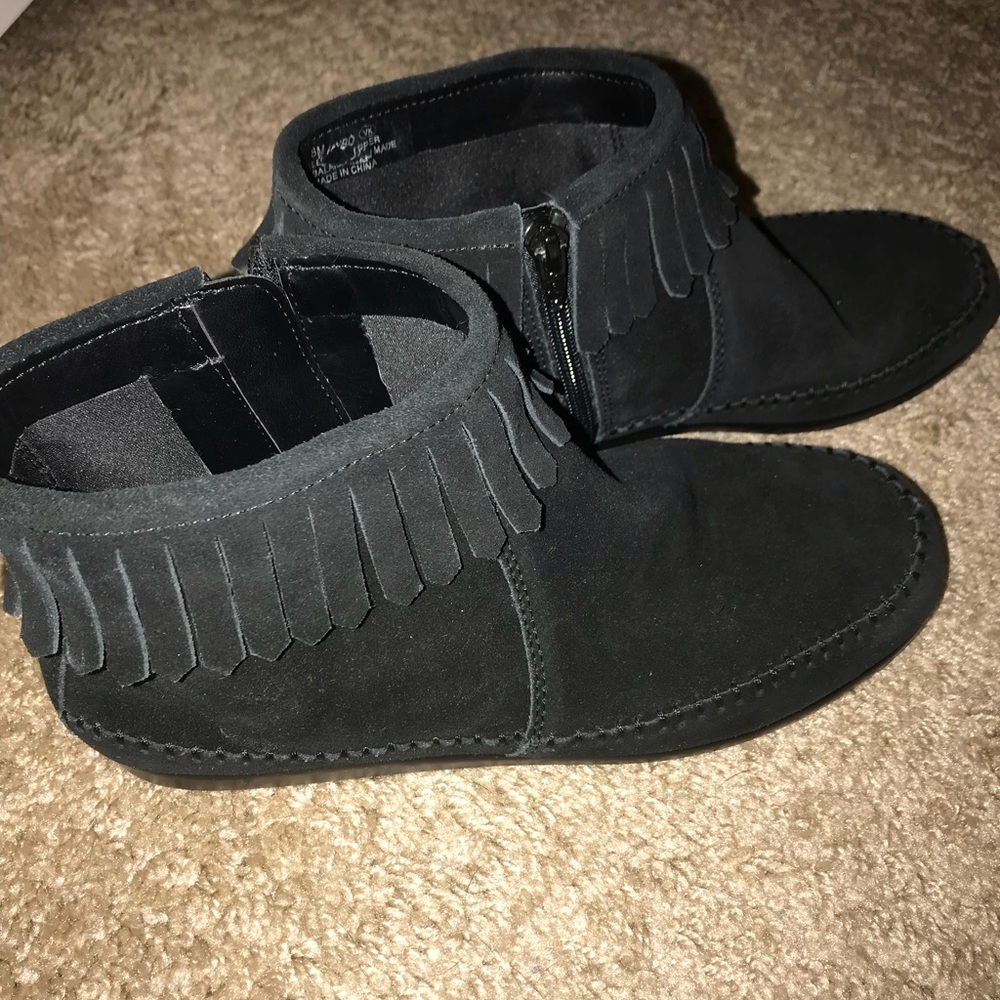 Women’s size 8  Aerosoles fringed booties